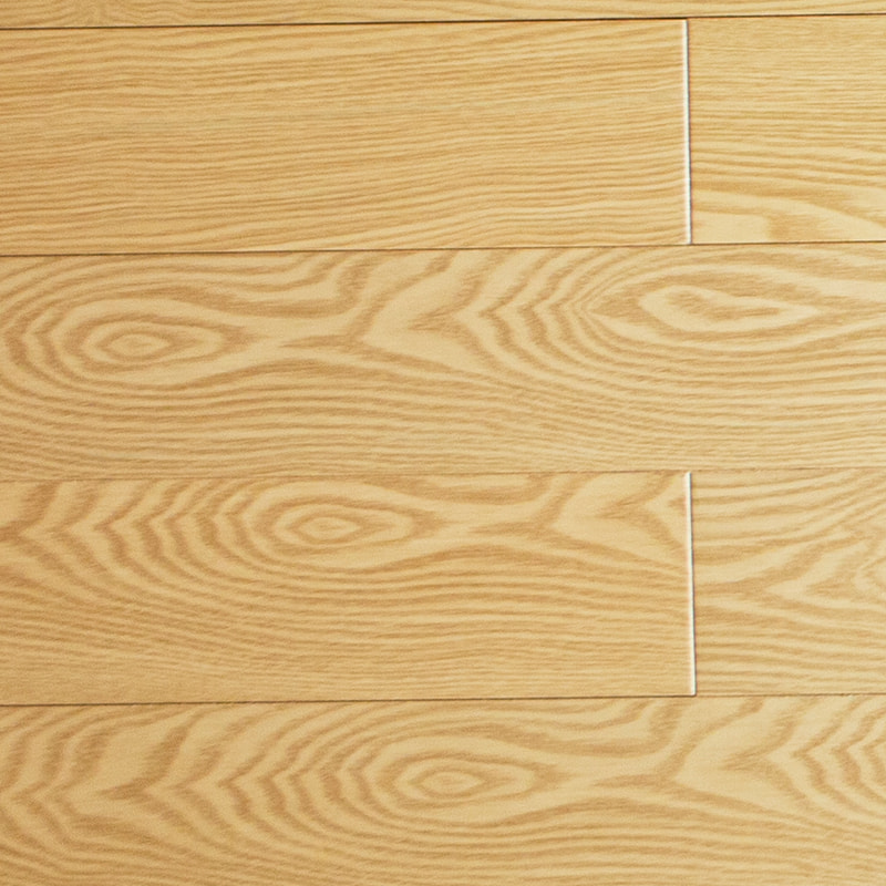 Pavimenti in legno massello di frassino giallo chiaro con venature naturali