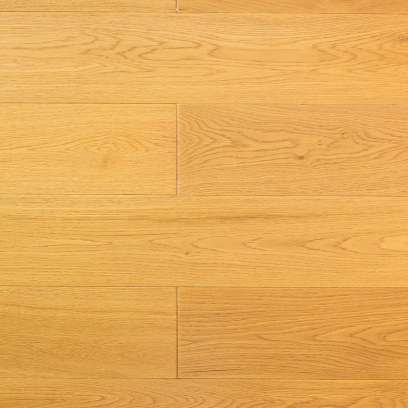Pavimento in legno massello di rovere chiaro caramello con superficie liscia