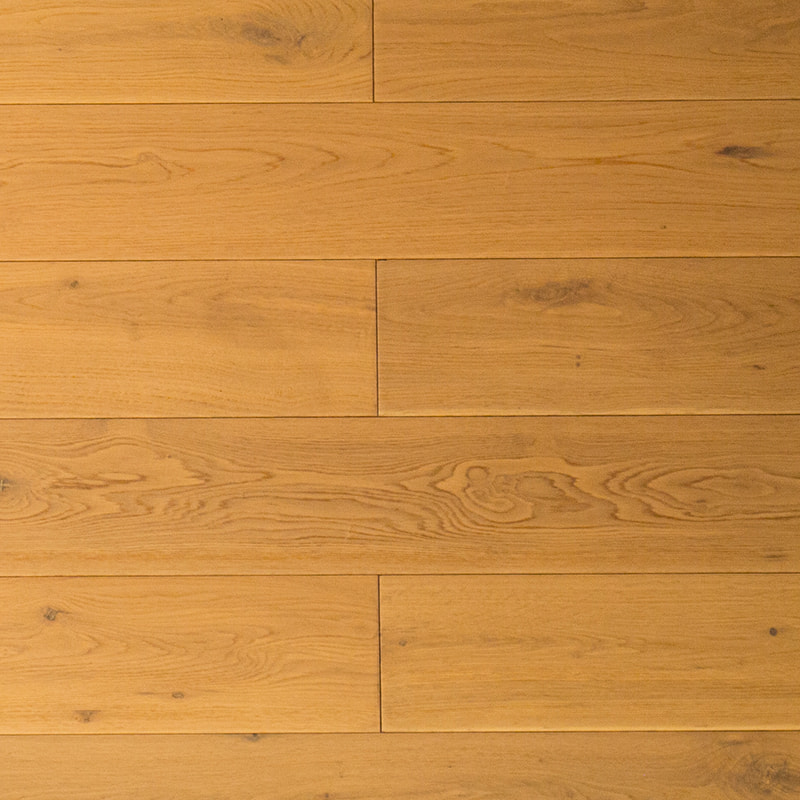 Pavimento in legno massello con superficie liscia in rovere marrone chiaro