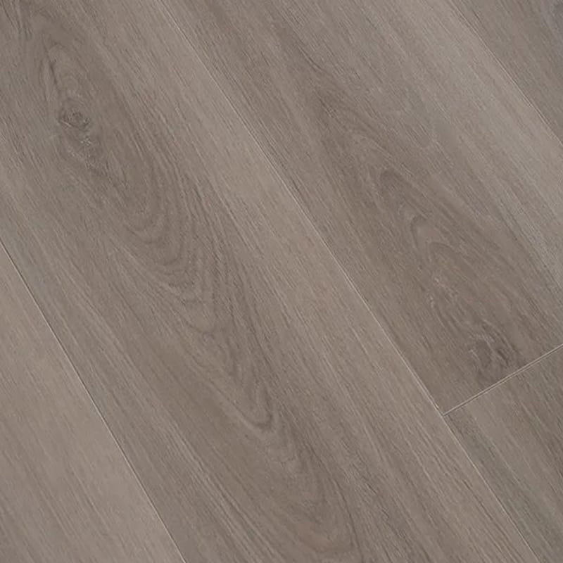 Pavimento in legno ingegnerizzato multistrato con chiusura a scatto opaca in rovere grigio chiaro con venature di montagna