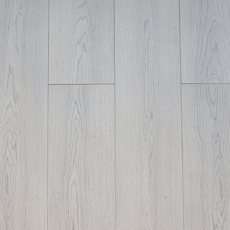 Pavimento in legno pregiato a 3 strati in rovere grigio chiaro spazzolato a mano